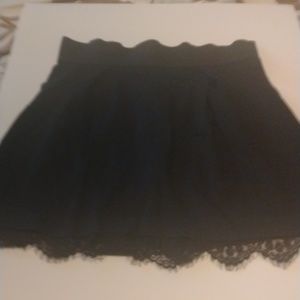 Adorable skirt w lace